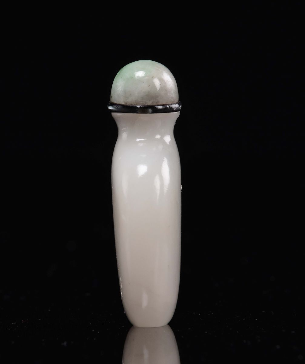 Cina, Dinastia Qing, Snuff bottle in giada bianca con tappo in giadeite, epoca Qianlong (1736-179...