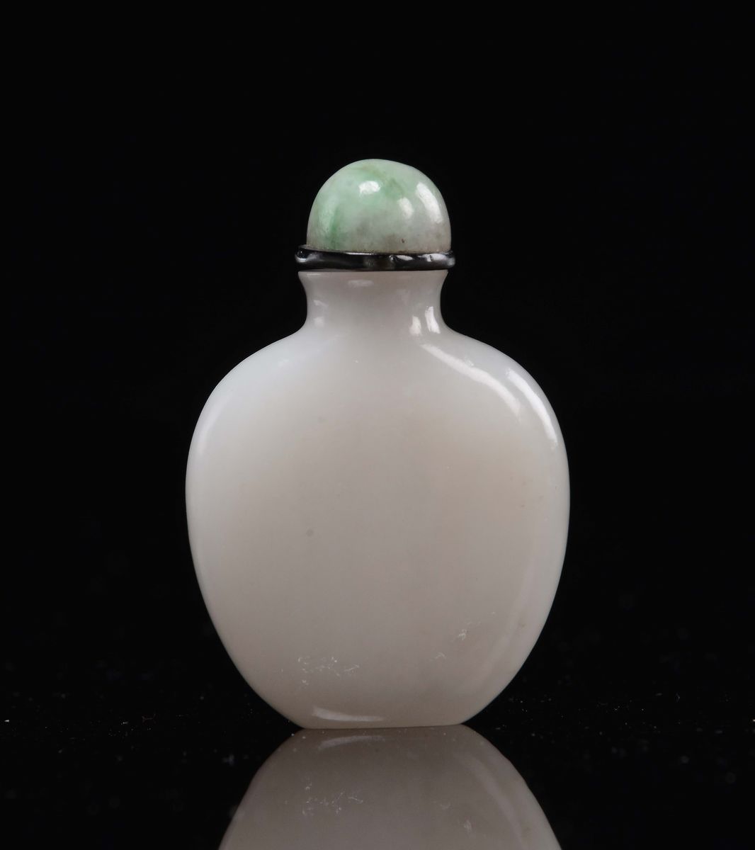 Cina, Dinastia Qing, Snuff bottle in giada bianca con tappo in giadeite, epoca Qianlong (1736-179...