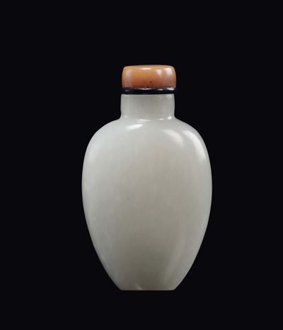 Cina, Snuff bottle in giada bianco-grigia con tappo in corniola, Dinastia Qing, epoca Qianlong (1...