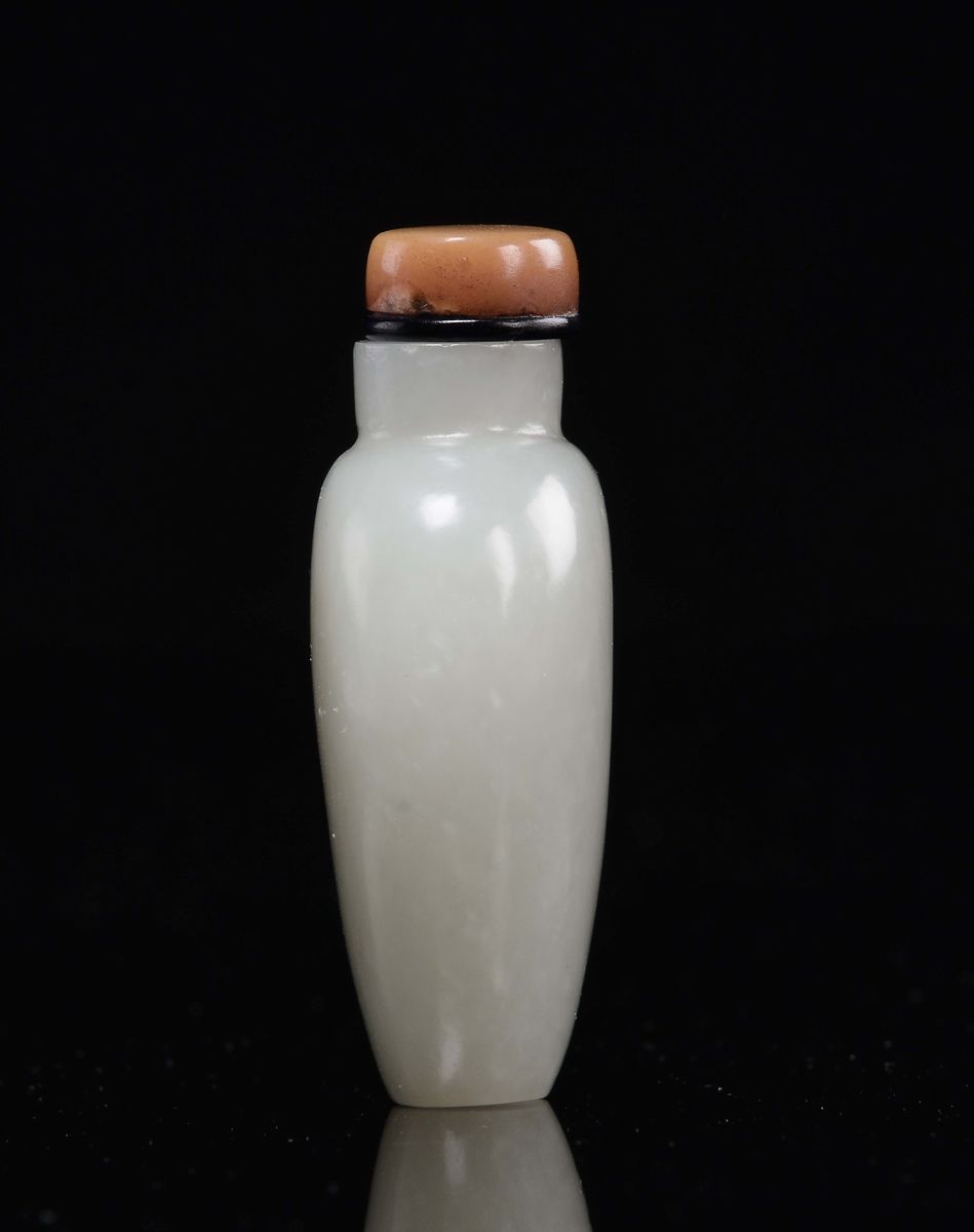 Cina, Snuff bottle in giada bianco-grigia con tappo in corniola, Dinastia Qing, epoca Qianlong (1...