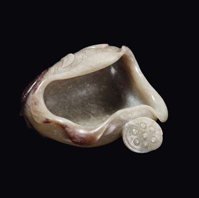 Cina, Dinastia Qing, Sciacquapennelli in giada marrone scolpito a guisa di frutto, XVIII secolo