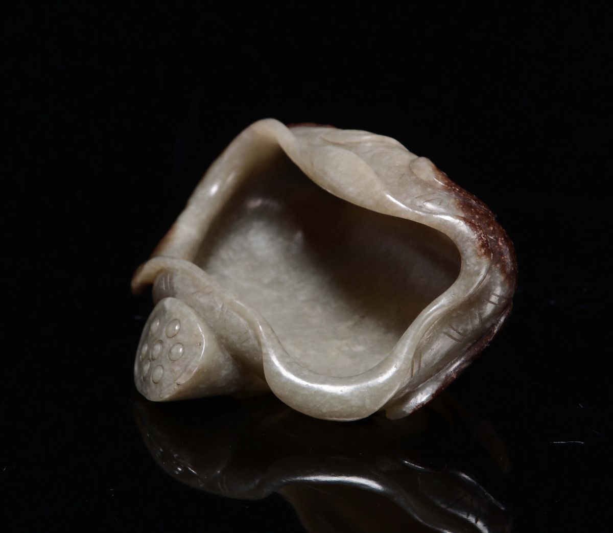Cina, Dinastia Qing, Sciacquapennelli in giada marrone scolpito a guisa di frutto, XVIII secolo