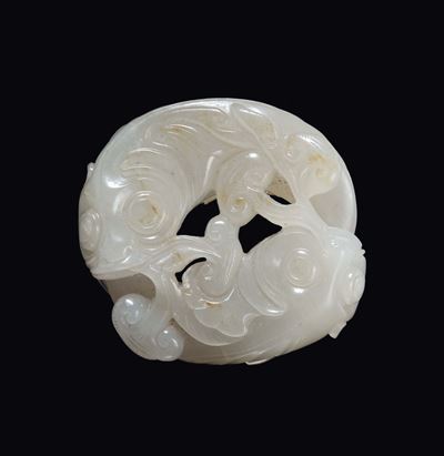 Cina, Dinastia Qing, Due pesci uniti a forma circolare in giada bianca, XIX secolo