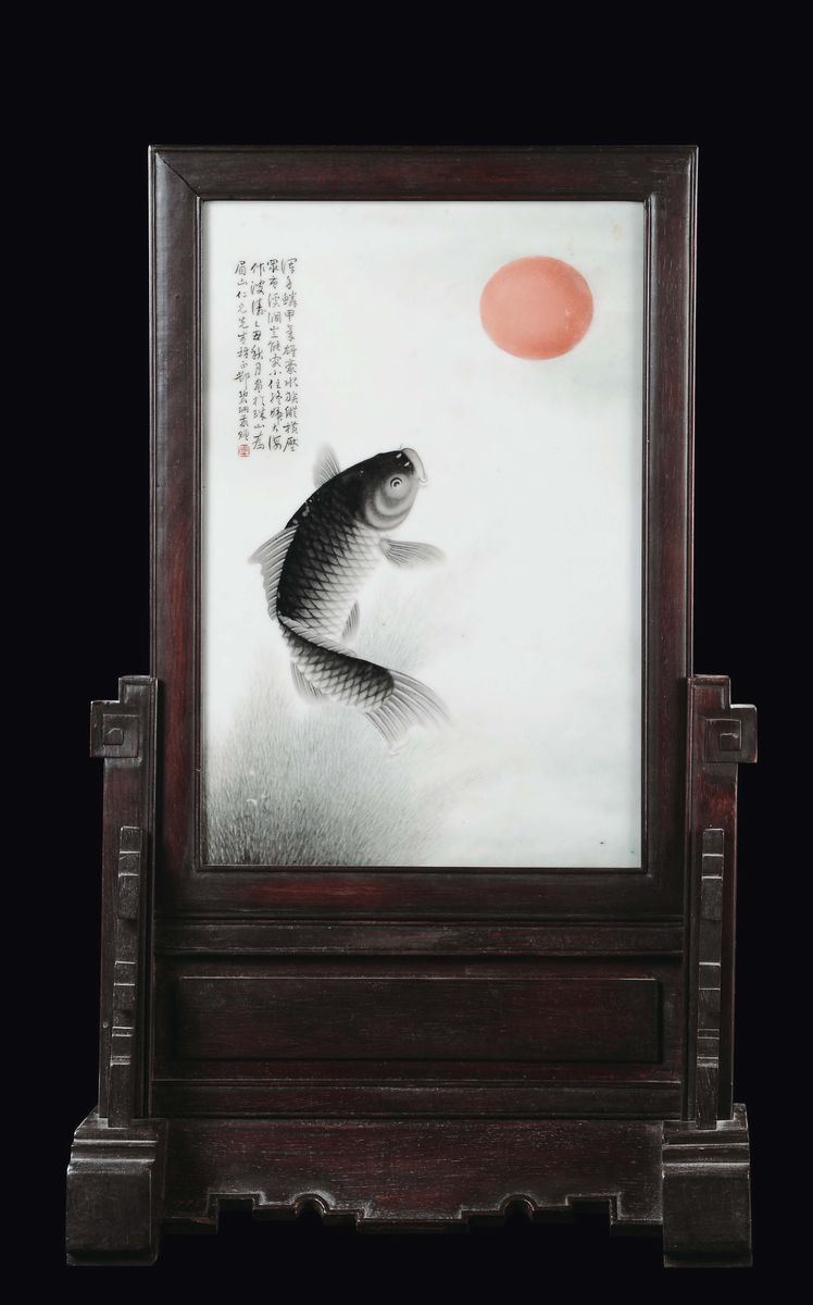 A great and unique porcelain plaque with carp, sun and inscription, China, Qing Dynasty, late nineteenth century. Made by Deng Bi Shang (1874-1930), one of the first Zhu Shan Ba You’s club members.  - Auction Fine Chinese Works of Art - II - Cambi Casa d'Aste