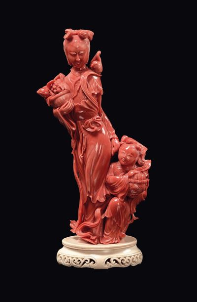 Figura di Guanyin con Fanciulla in Corallo con Base in Avorio, Cina, Inizio XX Secolo