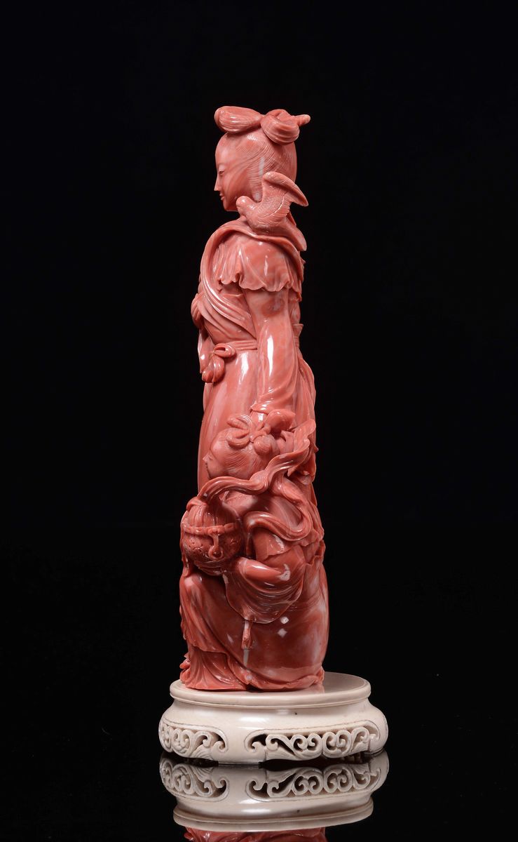 Figura di Guanyin con Fanciulla in Corallo con Base in Avorio, Cina, Inizio XX Secolo