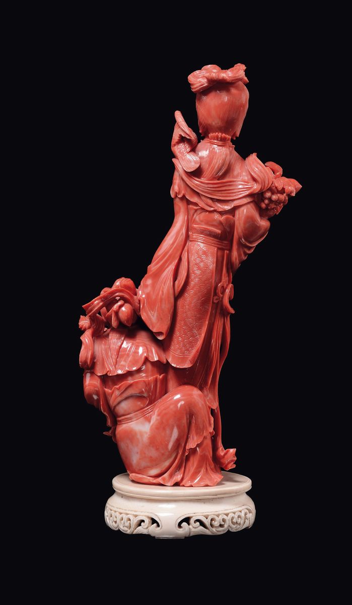 Figura di Guanyin con Fanciulla in Corallo con Base in Avorio, Cina, Inizio XX Secolo