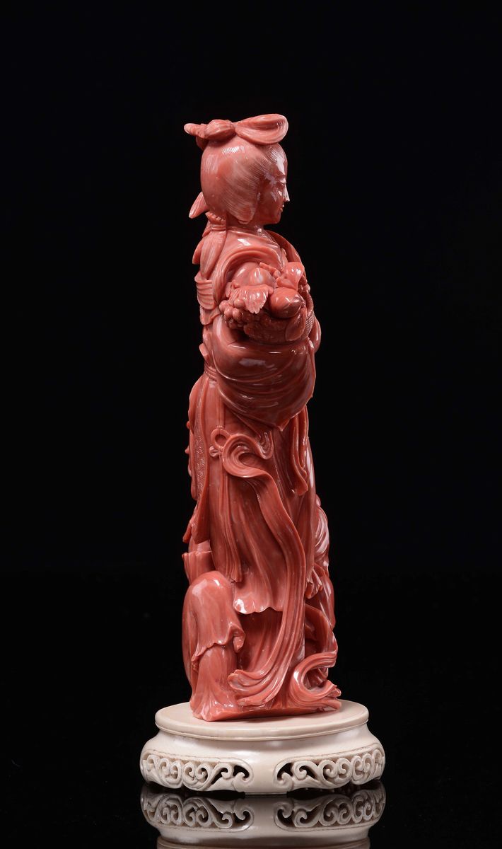 Figura di Guanyin con Fanciulla in Corallo con Base in Avorio, Cina, Inizio XX Secolo