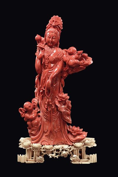 Grande Figura di Guanyin Scolpita in Corallo con Fanciulli, Fiori e Base in Avorio Riccamente Lav...