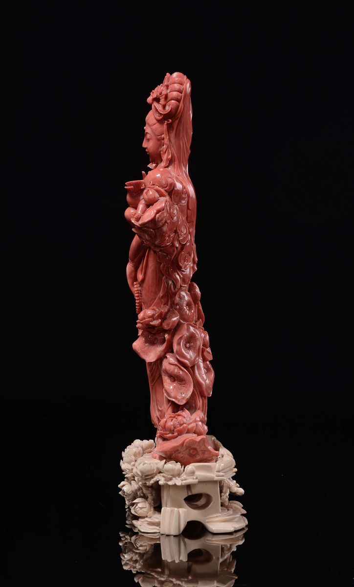 Grande Figura di Guanyin Scolpita in Corallo con Fanciulli, Fiori e Base in Avorio Riccamente Lav...