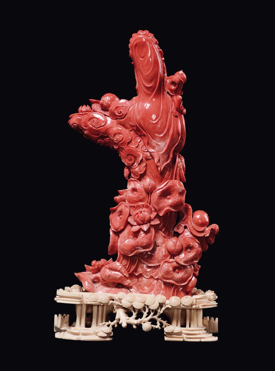 Grande Figura di Guanyin Scolpita in Corallo con Fanciulli, Fiori e Base in Avorio Riccamente Lav...