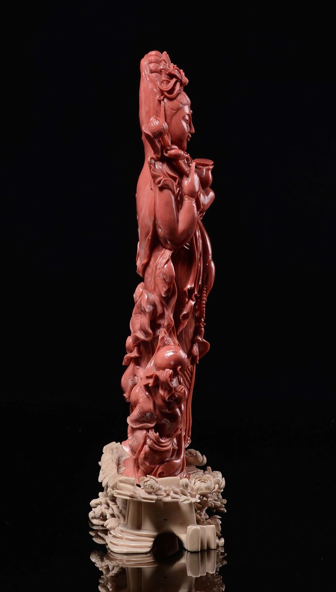 Grande Figura di Guanyin Scolpita in Corallo con Fanciulli, Fiori e Base in Avorio Riccamente Lav...