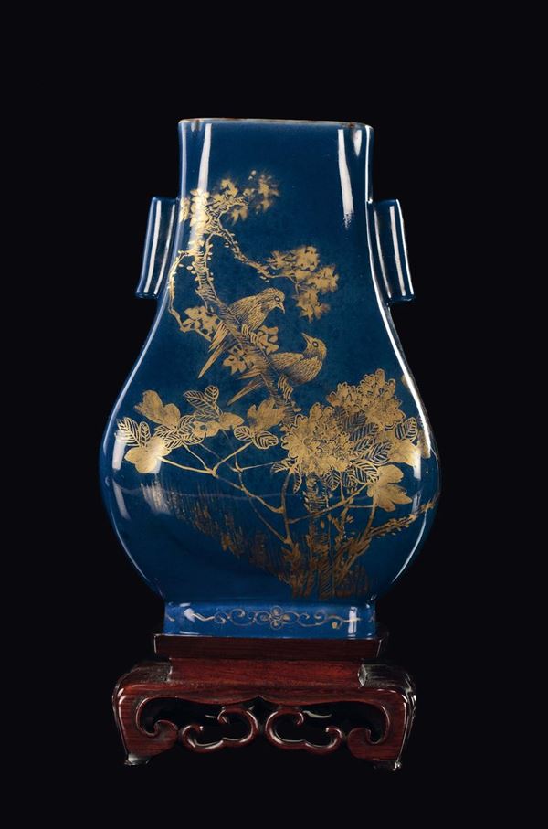 A blue-ground porcelain vase with gilt birds on branches decoration, China, Qing Dynasty, 19th century