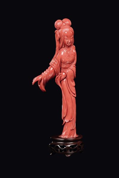 Scultura in Corallo Rosso Raffigurante Guanyin con Scialle, Cina, Dinastia Qing, Fine XIX Secolo