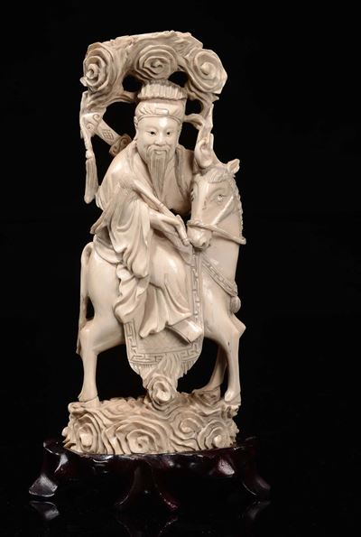 Scultura in Avorio Raffigurante Guerriero con Spada a Cavallo, Cina, Dinastia Qing, Fine XIX Seco...