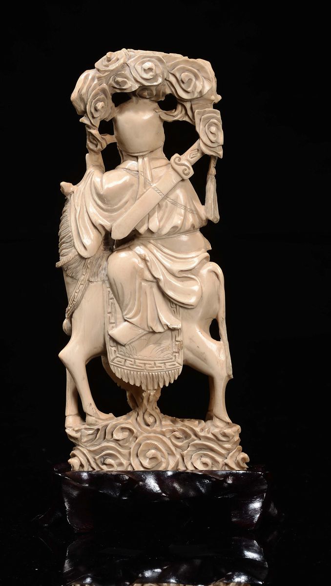 Scultura in Avorio Raffigurante Guerriero con Spada a Cavallo, Cina, Dinastia Qing, Fine XIX Seco...