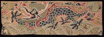 Seta ricamata con drago blu, Cina, Dinastia Qing, XVIII secolo, 27x83 cm