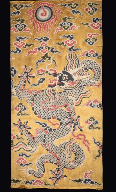 Cina, Dinastia Qing, Tessuto in seta a fondo giallo con ricamo di dragone bianco, blu e rosso tra...