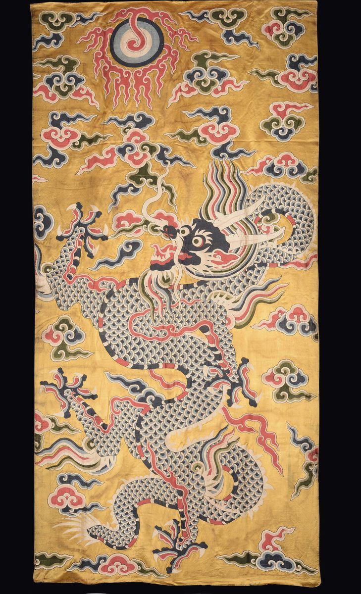 Tessuto in seta a fondo giallo con ricamo di dragone bianco, blu e rosso tra le nuvole, Cina, Dinastia Qing, XIX secolo  - Asta Fine Chinese Works of Art - II - Cambi Casa d'Aste