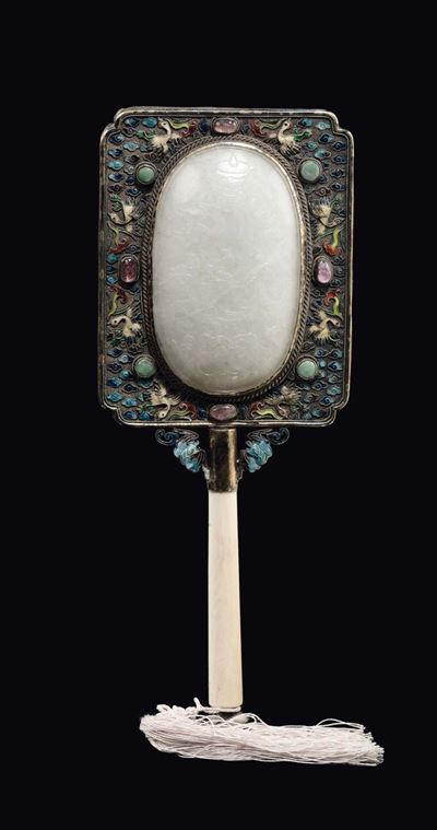 Cina, Specchio in filigrana con manico in avorio, placca in giada e innesti di pietre dure, Dinas...