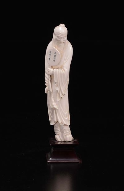 Figura di Saggio in Avorio con Ventaglio, Cina, Inizio XX Secolo