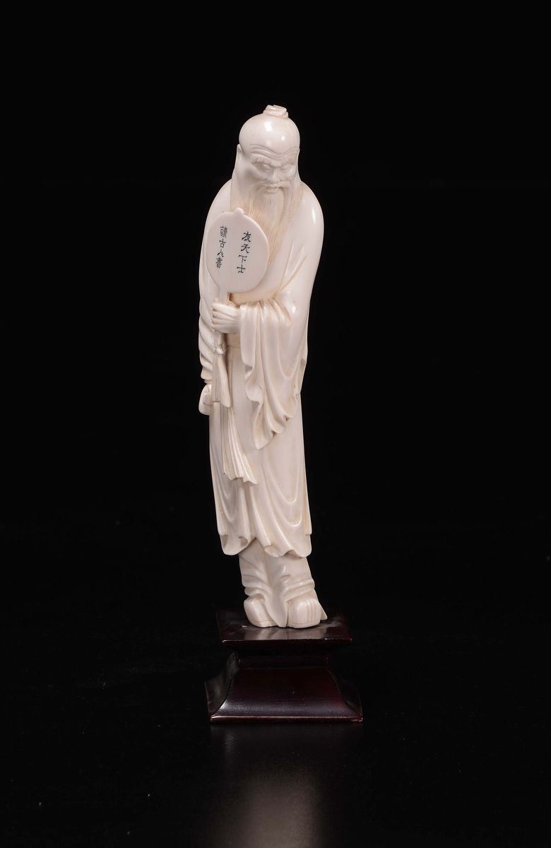 Figura di saggio in avorio con ventaglio, Cina, inizio XX secolo  - Asta Chinese Works of Art - Cambi Casa d'Aste