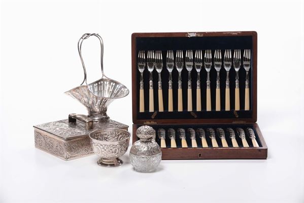 Lotto di oggetti in argento e metallo argebtato, Inghilterra XX secolo