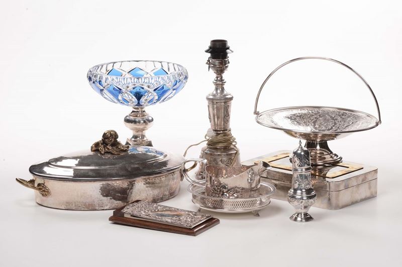 Lotto di oggetti in metallo argentato e lega  - Asta Antiquariato, Affidamenti da raffinate dimore private - Cambi Casa d'Aste
