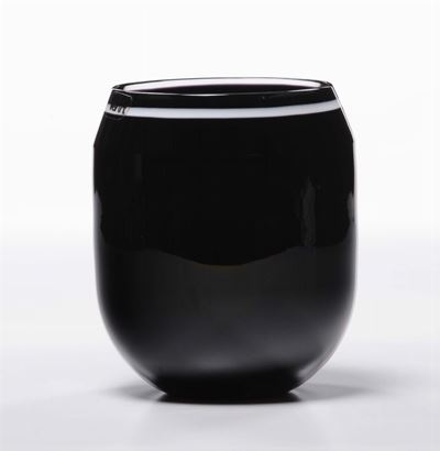 VeArt, Vaso in vetro lattimo bianco incamiciato tra vetro nero (circa 1970)