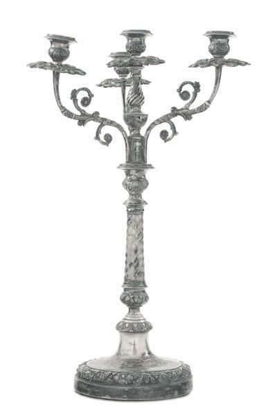 Coppia di Candelabri a Quattro Fiamme in Argento Fuso, Sbalzato e Cesellato, Napoli o Sicilia Ini...