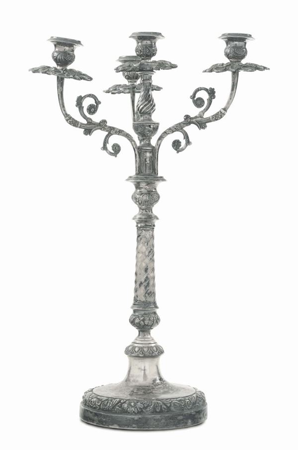 Coppia di candelabri a quattro fiamme in argento fuso, sbalzato e cesellato, Napoli o Sicilia inizi del XX secolo