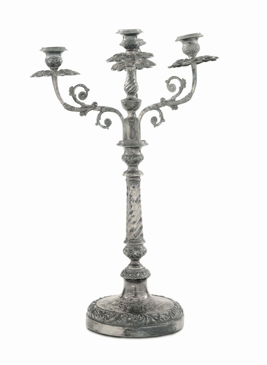 Coppia di Candelabri a Quattro Fiamme in Argento Fuso, Sbalzato e Cesellato, Napoli o Sicilia Ini...