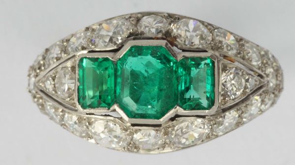 Anello con tre smeraldi colombiani e diamanti a contorno
