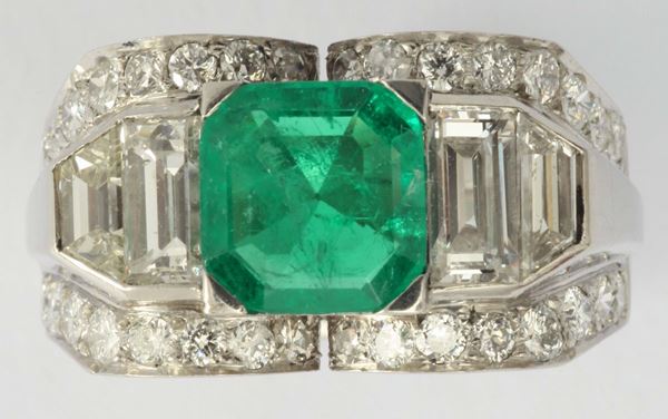 Anello con smeraldo colombiano di ct 1,25 circa e diamanti a contorno