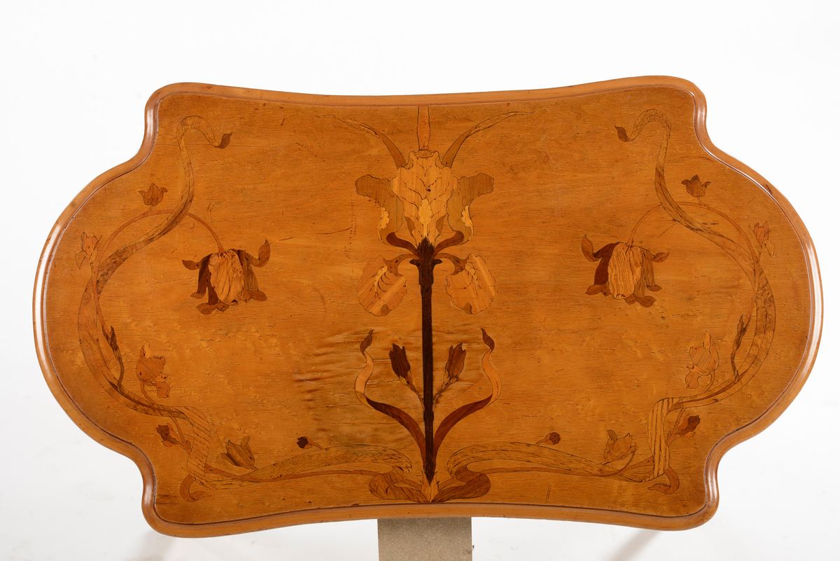 Tavolino in Legno Lastronato ed Intarsiato, Epoca Liberty