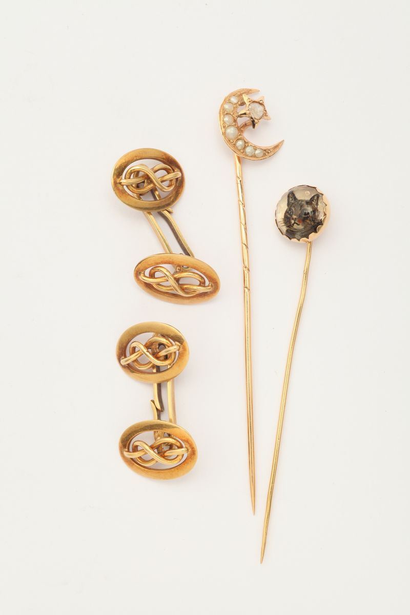 Two gold tie pins and a pair of gold cufflinks  - Auction Jewels - Cambi Casa d'Aste