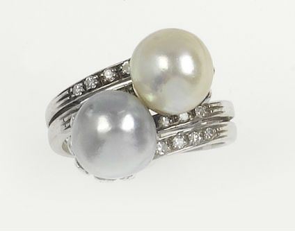 A two cultured pearls cross-over ring