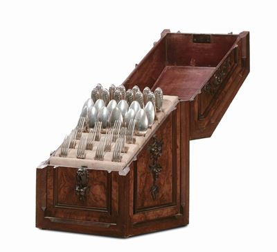 Custodia in Legno con Monogramma Contenente Servito di Posate Dessert in Argento, Italia Prima Me...