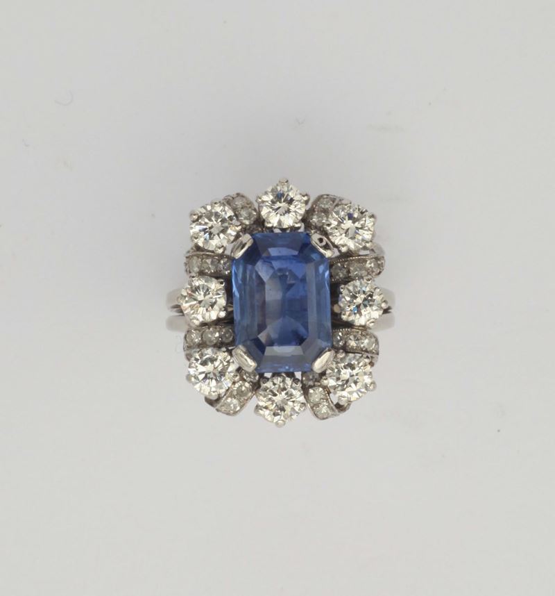 Anello con zaffiro Sri Lanka di ct 4,20 circa e diamanti a contorno  - Asta Fine Jewels - I - Cambi Casa d'Aste