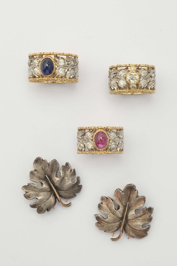 Lotto composto da 3 anelli tipo Buccellati con zaffiro, diamante, rubino e due spille foglia