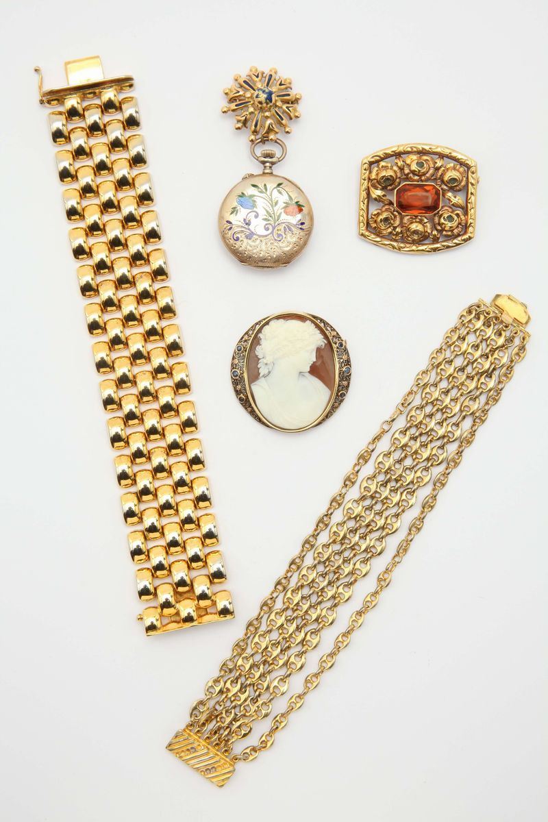 Lotto composto da un cammeo, una spilla con quarzo citrino, un orologio e due bracciali  - Asta Fine Jewels - I - Cambi Casa d'Aste
