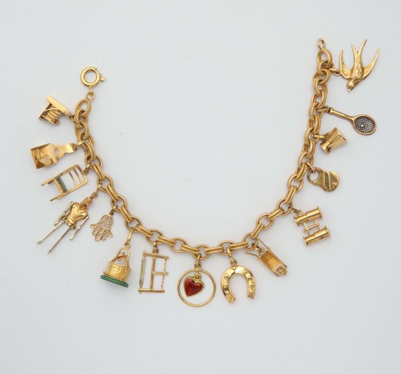 A gold charm bracelet  - Auction Fine Jewels - I - Cambi Casa d'Aste