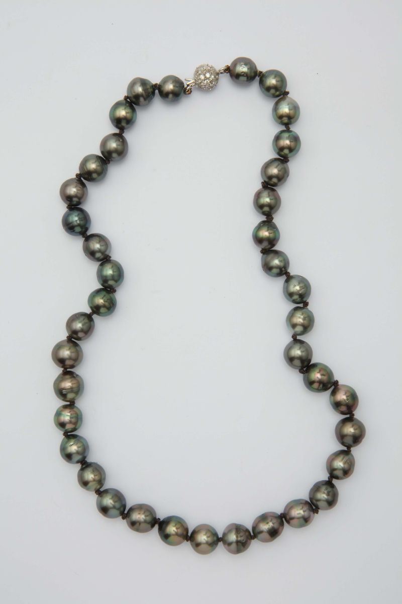 A cultured pearl necklace with a diamond clasp  - Auction Fine Jewels - I - Cambi Casa d'Aste