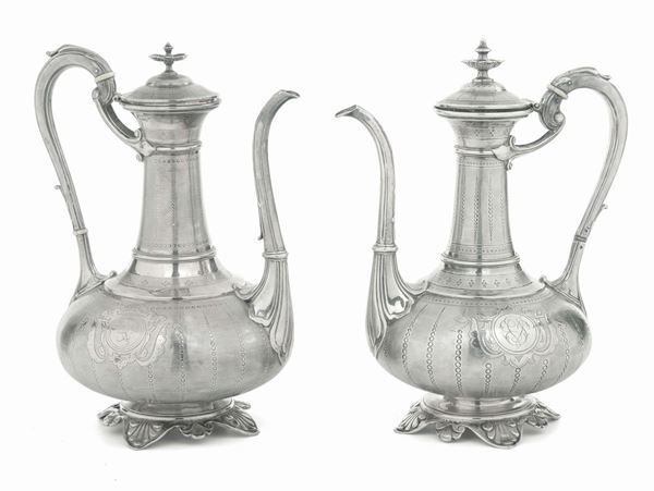 Lotto di due caffettiere in argento, probabilmente Francia fine del XIX secolo, una con punzoni di importazione inglesi del XX secolo