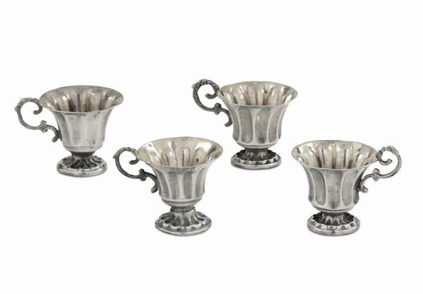 Quattro coppette in argento sbalzato con manico sagomato, punzone dell’Italia turrita in uso dal 1872 al 1935