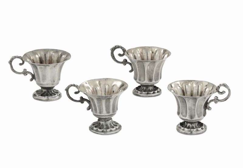 Quattro coppette in argento sbalzato con manico sagomato, punzone dell’Italia turrita in uso dal 1872 al 1935  - Auction Italian and European Silver Collection  - II - Cambi Casa d'Aste