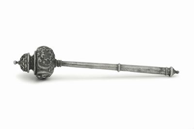 Mazza Processionale in Argento Fuso, Sbalzato e Cesellato con Motivo a Volute e Fitoformi. Argent...