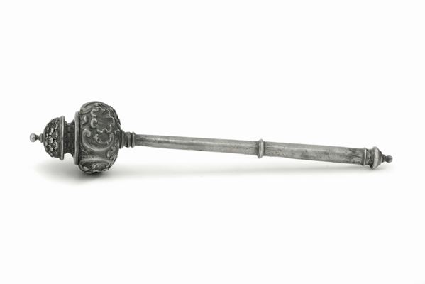 Mazza processionale in argento fuso, sbalzato e cesellato con motivo a volute e fitoformi. Argenteria Italiana del XVIII secolo