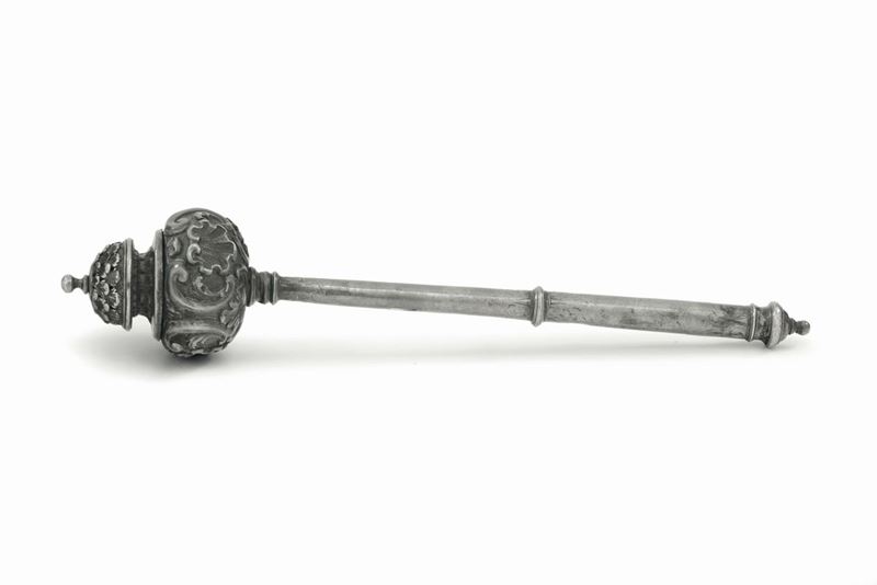 Mazza processionale in argento fuso, sbalzato e cesellato con motivo a volute e fitoformi. Argenteria Italiana del XVIII secolo  - Asta Argenti da Collezione Italiani ed Europei - II - Cambi Casa d'Aste