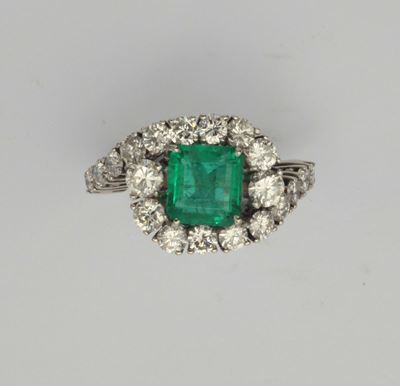 Anello con Smeraldo e Diamanti a Contorno